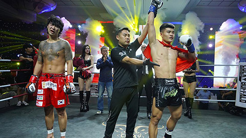  Hotram Clash 2025: 'Thần đồng võ thuật' Kiều Duy Quân hạ knock-out đối thủ Hàn Quốc chỉ sau 1 phút!