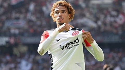  Ekitike không còn là đứa trẻ núp sau lưng Messi