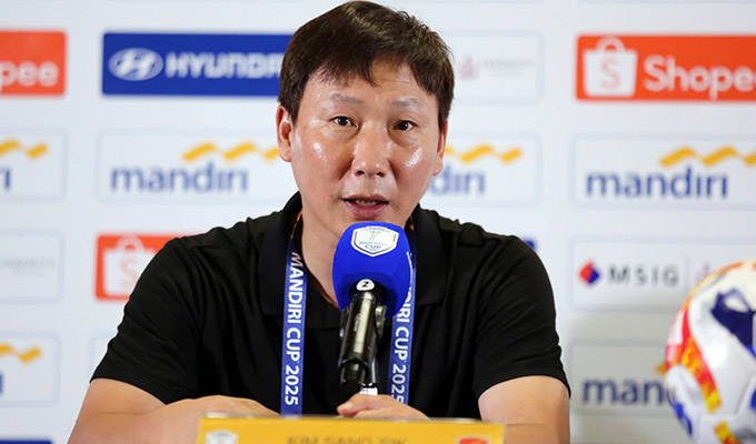 HLV Kim Sang Sik cho rằng U23 Việt Nam gặp U23 Philippines ở bán kết sẽ dễ thơn hơn khi đấu với U23 Indonesia - Ảnh: Anh Khoa