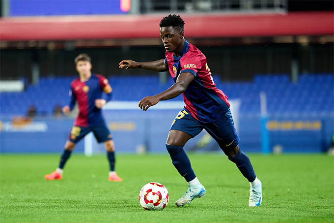 Barca từng tốn 1 triệu euro mượn Aziz mùa giải trước