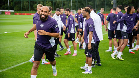  Tân binh Bryan Mbeumo bị dàn sao MU 'đánh hội đồng' ở buổi tập đầu tiên