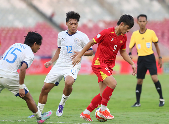 Quốc Việt không may dính chấn thương ở giây cuối cùng trong trận gặp U23 Philippines - Ảnh: Anh Khoa 