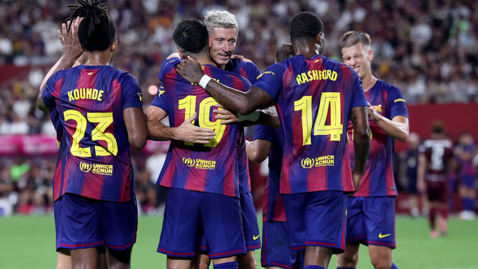 Rashford chia vui cùng các đồng đội tại Barca