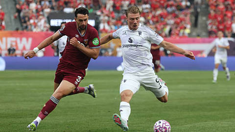  CĐV MU 'sướng' dù Hojlund sút trúng cột dọc