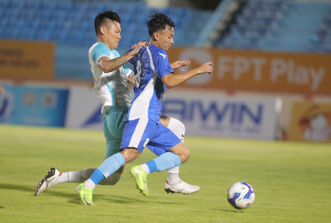 CLB Quảng Nam (áo xanh đậm) đá với SHB Đà Nẵng ở giải giao hữu Thiên Long - Ảnh: Đình Viên
