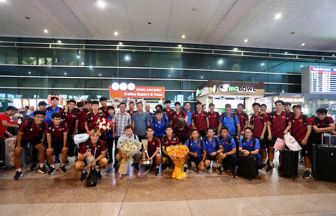 Cả đội chụp ảnh lưu niệm tại sân bay Tân Sơn Nhất. Ảnh: Anh Khoa