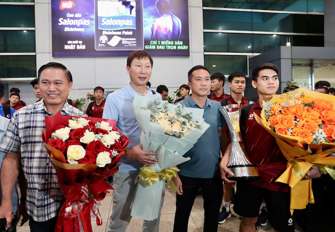 Phó chủ tịch VFF Nguyễn Xuân Vũ chào đón Trưởng đoàn Trần Anh Tú, HLV Kim Sang Sik và các tuyển thủ ngay tại sân bay - Ảnh: Anh Khoa