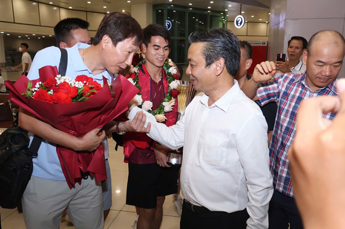 Thứ trưởng Hoàng Đạo Cương chúc mừng thành tích của U23 Việt Nam tại giải Đông Nam Á - Ảnh: Bùi Lượng