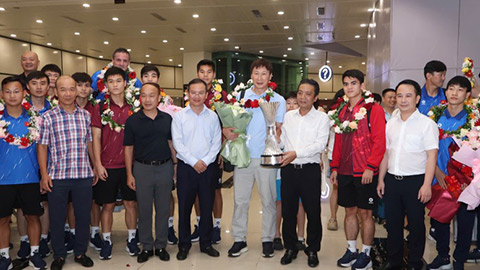  Thứ trưởng Bộ Văn hoá, Thể thao và Du lịch đón U23 Việt Nam tại sân bay Nội Bài