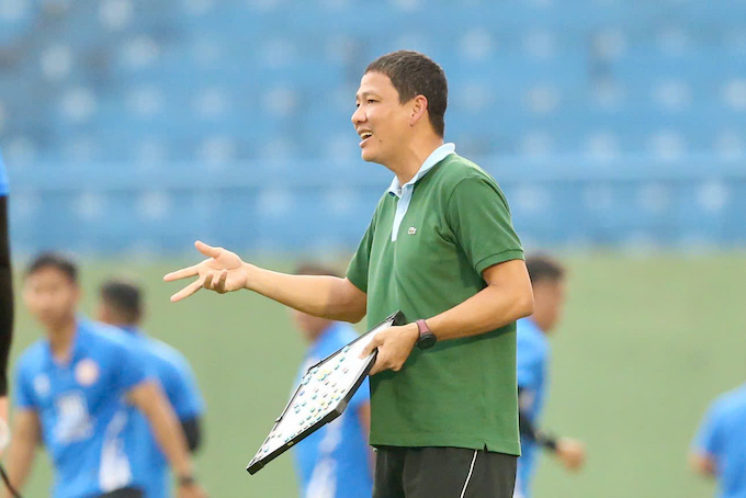HLV Nguyễn Anh Đức chỉ đạo trận đấu. Ảnh: Hoàng Tùng 
