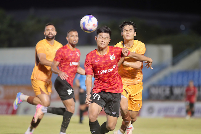 Ninh Bình (áo đỏ) đã thắng HAGL 3-1 ở trận chung kết giải giao hữu Thiên Long. Ảnh: Đình Viên