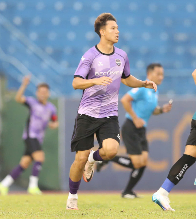 Một cầu thủ Việt kiều thử việc tại Becamex TP.HCM. Ảnh: Hoàng Tùng 