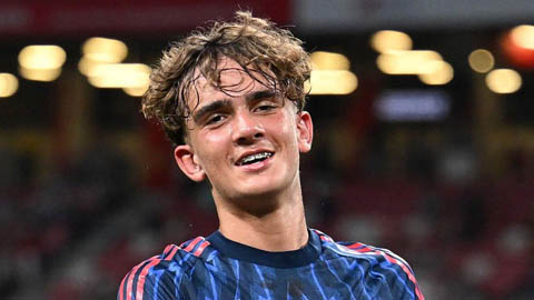  Thần đồng học lớp 10 của Arsenal được ví như Messi