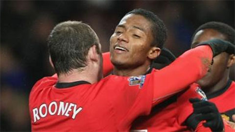  ‘Máy chạy’ MU ngăn chặn một vụ nhảy cầu tự tử