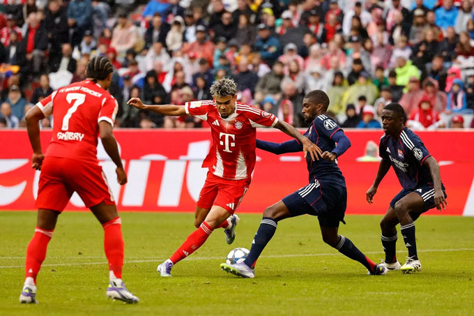Diaz thi đấu ấn tượng trong trận ra mắt Bayern khi đối đầu với Lyon