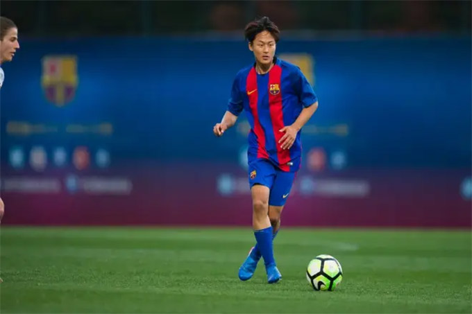 Lee không được thi đấu cho Barca cho đến năm 18 tuổi