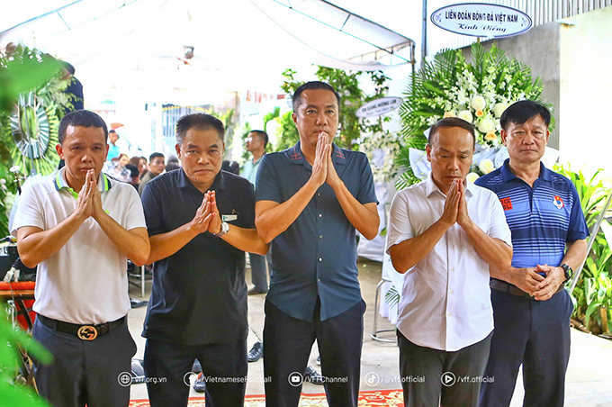 Phó chủ tịch VFF Nguyễn Xuân Vũ, Tổng thư ký VFF Nguyễn Văn Phú, Phó Tổng giám đốc Công ty VPF Võ Văn Hùng cùng đại diện các phòng chức năng VFF, Công ty VPF thắp hương tiễn biệt trọng tài Trần Đình Thịnh