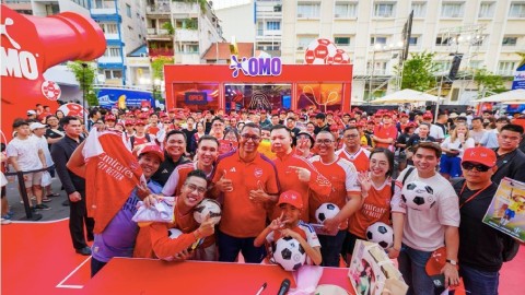  Fan Arsenal Việt vỡ òa khi Gilberto Silva xuất hiện tại sự kiện OMO Pháo Đài Lấm Bẩn