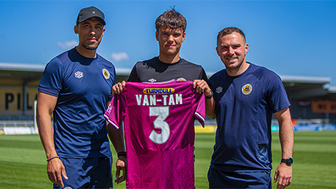  Alex Van-Tam: Hậu vệ trái gốc Việt đang tỏa sáng tại Anh