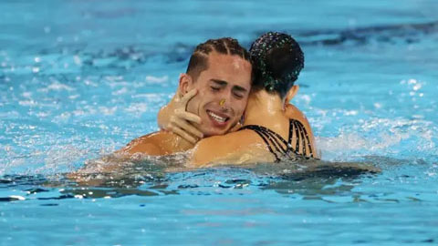  Tiên đồng - ngọc nữ của làng bơi lội Tây Ban Nha khoe khoảnh khắc tình tứ