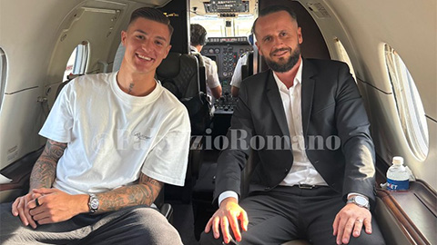  Sesko có mặt ở Manchester, giảm lương để đến MU