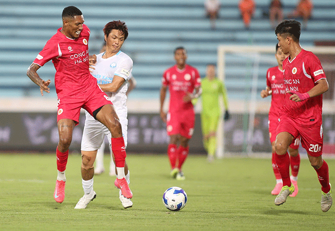 Hai đội tấn công dữ dội về phía khung thành của nhau