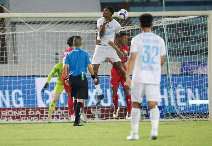 Tiền đạo Hudlin nổi bật với các pha không chiến