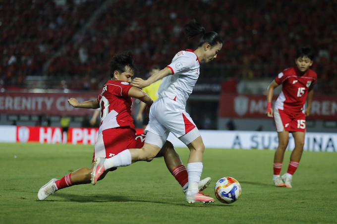 ĐT nữ Việt Nam (áo trắng) lấn át hoàn toàn so với Indonesia. Ảnh: Minh Tuấn