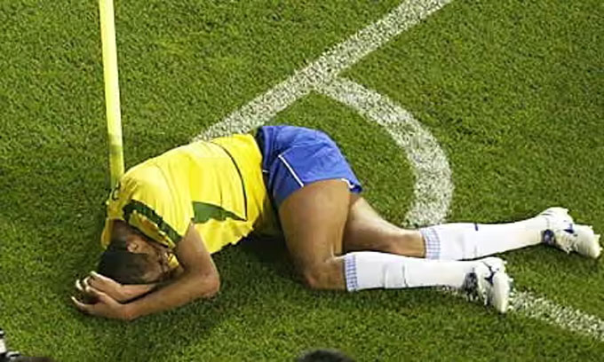 Rivaldo ăn vạ thô thiển ở trận gặp Thổ Nhĩ Kỳ tại World Cup 2002