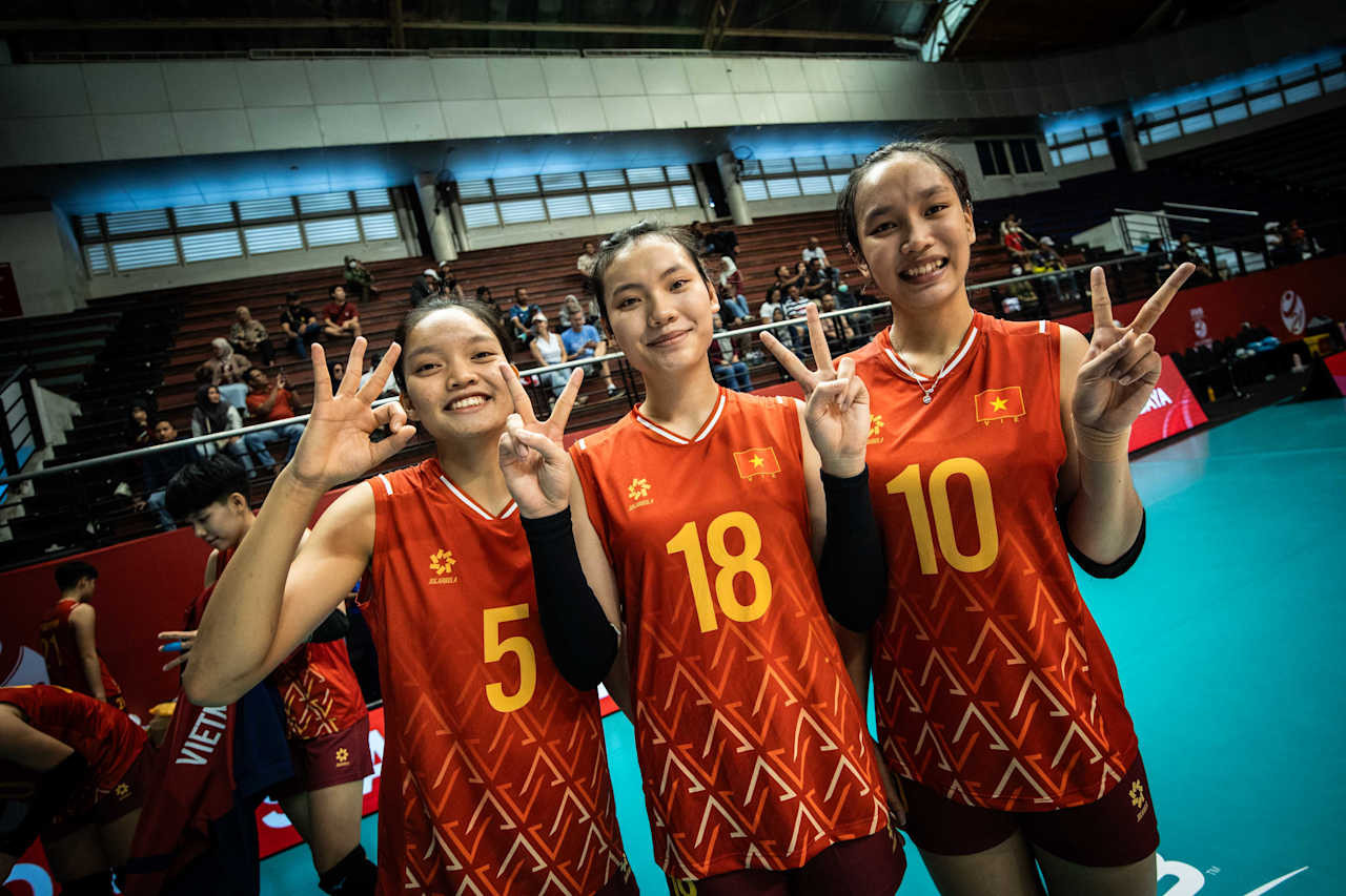 Các cô gái đội U21 Việt Nam đánh bại U21 Canada