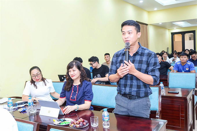 Sinh viên xuất sắc Nguyễn Thanh Duy đặt nhiều câu hỏi thiết thực cho diễn giả là đại diện doanh nghiệp