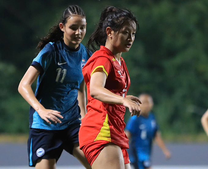 Hồng Yêu từng bước quen với vị trí tiền vệ trung tâm - Ảnh: Đức Cường
