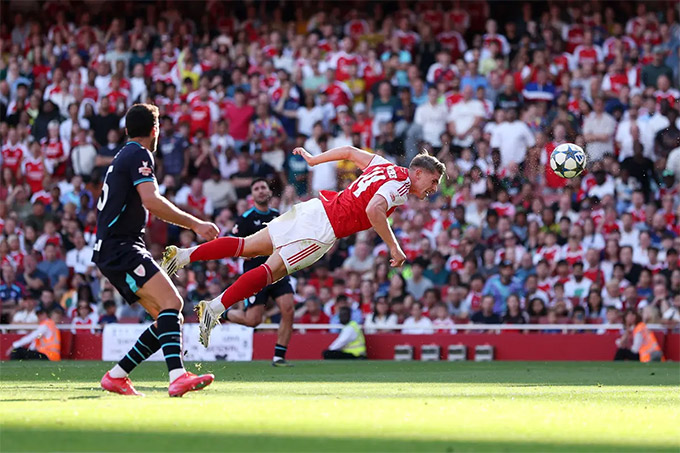 Tiền đạo người Thụy Điển đã thích nghi với Arsenal