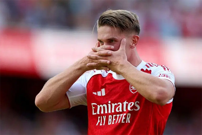 Gyokeres ăn mừng theo phong cách quen thuộc khi ghi bàn đầu tiên cho Arsenal