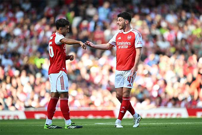 Zubimendi thi đấu rất ăn ý với Rice