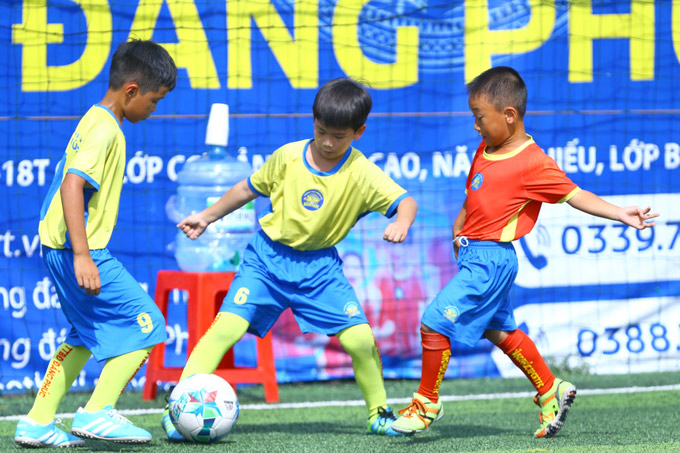 Niềm vui chơi bóng của các cầu thủ nhí