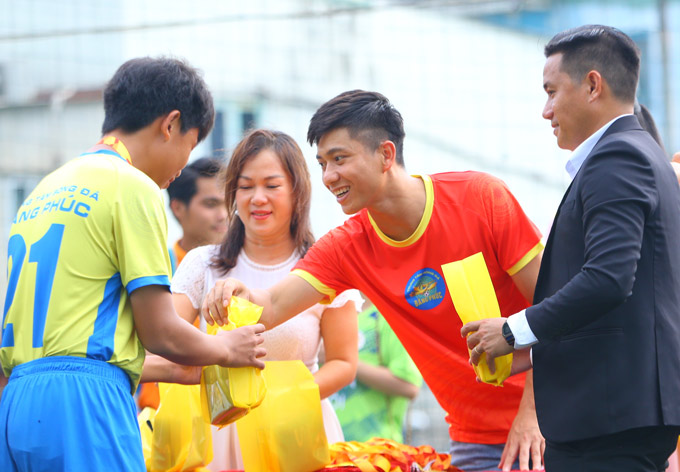 Nụ cười của Phan Văn Đức, người sáng lập Đăng Phúc khi trao qua cho các em nhỏ