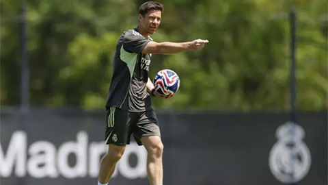  Hàng tiền vệ của Xabi Alonso sụp đổ ngay cả trước khi bắt đầu