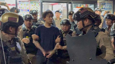  Võ sĩ boxing thất nghiệp thiêu sống khách du lịch