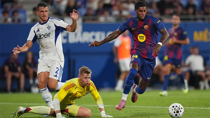 Rashford đã lừa bóng qua cả thủ môn đối phương...