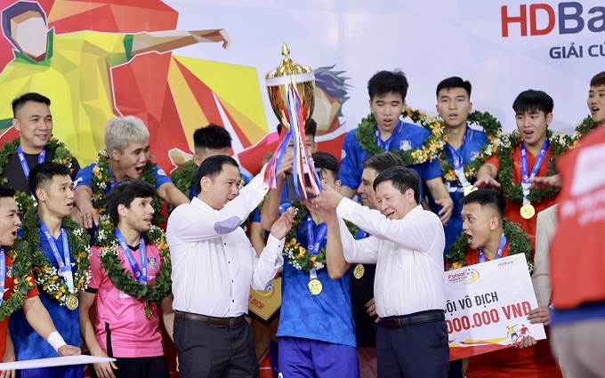 Chủ tịch VFF Trần Anh Tú cùng trao cúp vô địch cho Thái Sơn Bắc 