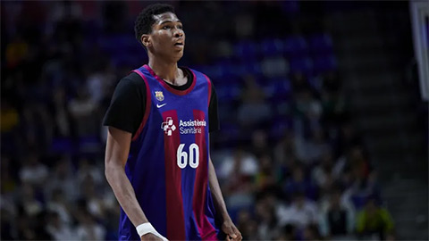  Barca đôn cầu thủ 13 tuổi cao 2m10 lên đội một