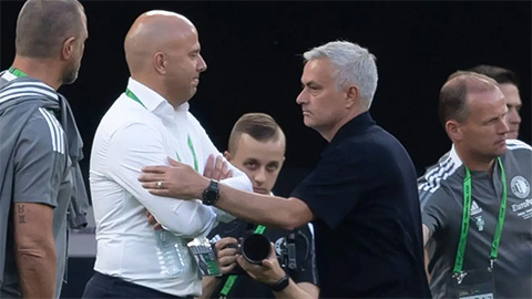 Gọi điện cho Mourinho chưa, Arne Slot?
