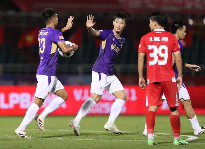 Văn Tùng lập công cho Hà Nội. Ảnh: Anh Khoa 