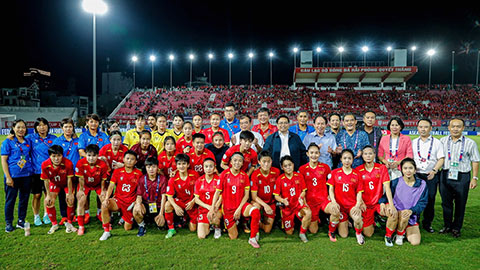  Thủ tướng Phạm Minh Chính động viên ĐT nữ Việt Nam sau trận đấu quả cảm với Australia