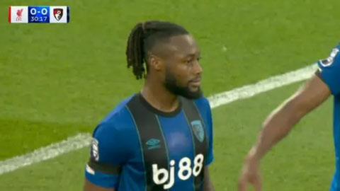  Trận Liverpool gặp Bournemouth bị tạm dừng vì sự cố đáng xấu hổ