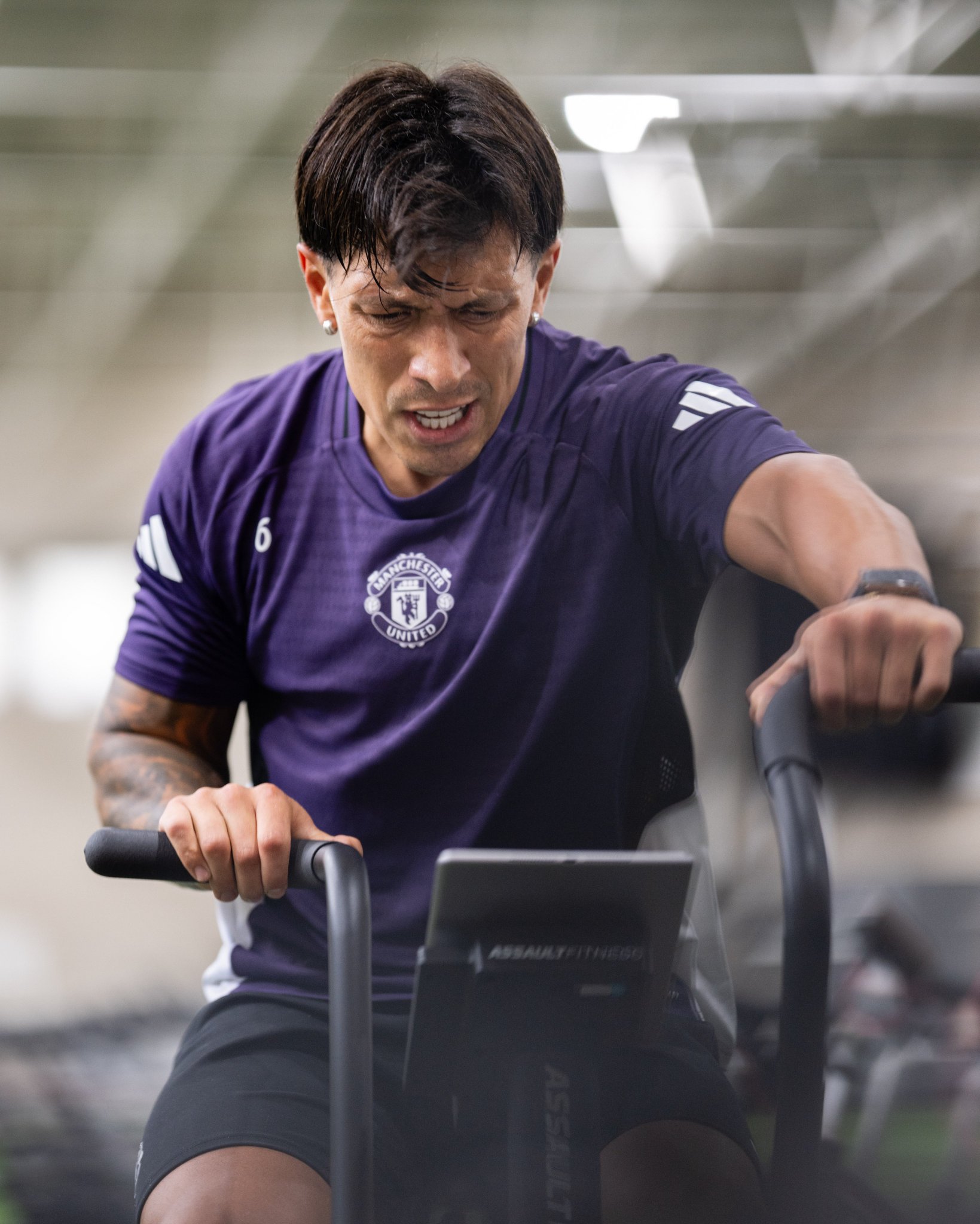 Lisandro Martinez chưa thể trở lại thi đấu cho MU