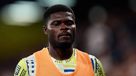  Cựu sao Arsenal bị CĐV nhà la ó vì án hiếp dâm