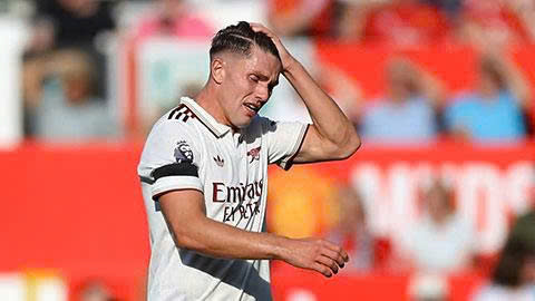  Giá mà Gyokeres dứt điểm tốt như… vuốt tóc!