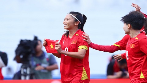  Huỳnh Như được HLV Mai Đức Chung chúc mừng sau khi 'giải hạn' trước Thái Lan